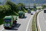 Ein MB Arocs Kippersattelzug und weitere LKW von Addor Gstaad die am 28.6.24 unterwegs zum Trucker Festival sind auf der A8 in Matten b. Interlaken.