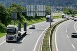 Ein Volvo Schwerlast Sattelzug und weitere LKW von Affolter Schüpfen am 28.6.24 unterwegs zum Trucker Festival auf der A8 in Matten b. Interlaken.