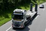 Volvo Schwerlast Sattelzug von Affolter Schüpfen am 28.6.24 unterwegs zum Trucker Festival auf der A8 in Matten b. Interlaken.