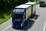 Ein Volvo Hängerzug von Benz Steffen der am 28.6.24 zum Trucker Festival unterwegs ist auf der A8 in Matten b. Interlaken.