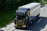 Ein Scania Sattelzug von Buchs Lenk am 28.6.24 unterwegs zum Trucker Festival auf der A8 in Matten b. Interlaken.