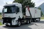 Ein Renault mit Containeraufbau und einem Hänger von Centravo der zum Trucker Festival fährt am 28.6.24 in Bönigen.