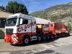 MAN TGX Tieflader von Clausen Kran auf dem die HGe 4/4 II 109  Matterhorn  (ex Nr. 1) MGBahn steht, am 17.10.23 vor dem Depot in Gamsen.