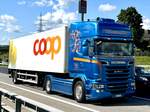 Ein Scania Sattelzug von Rüegsegger mit einem Coop Auflieger am 5.9.25 beim Grauholz.