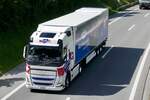 Ein Volvo FH Sattelzug von Emmi der am 28.6.24 unterwegs zum Trucker Festival ist auf der A8 in Matten b.