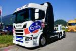 Eine Scania Zugmaschine von Emmi am 27.6.26 beim Trucker Festival Interlaken.