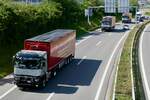 Renault Absetzcontainer und mehrere Renaults von Hadorn Forst am 28.6.24 auf dem Weg zum Trucker Festival auf der A8 in Matten b.