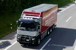 Ein weiterer Renault von Hadorn Forst am 28.6.24 auf dem Weg zum Trucker Festival auf der A8 in Matten b.
