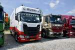 Ein Scania mit Kastenaufbau von Kuoni und ein MB Arocs von Fischer Logistik am 5.7.25 beim Truckfestival Zürich.
