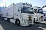 Zwei Volvo Sattelschlepper von Krummen Kerzers am 26.6.22 beim Trucker Festival Interlaken.