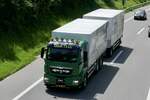 Ein MAN Hängerzug von der Landi Thun am 28.6.24 unterwegs zum Trucker Festival auf der A8 in Matten b. Interlaken.
