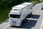 Scania Hängerzug von Matti Gstaad am 28.6.24 unterwegs zum Trucker Festival auf der A8 in Matten b. Interlaken.