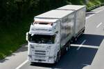Ein weiterer Scania Hängerzug von Matti Gstaad am 28.6.24 unterwegs zum Trucker Festival auf der A8 in Matten b. Interlaken.
