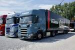 Ein Scania Sattelzug von Planzer mit dem Gölä Auflieger am 5.7.25 beim Truckfestival Zürich.