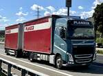 Ein Volvo FH Hängerzug von Planzer am 5.9.25 beim Grauholz.