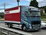 Ein Volvo FH mit Pritsche von Planzer am 9.9.25 beim Grauholz.