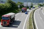 Ein Iveco S-Way Kipper von Stalder Bigenthal und mehrere Fahrzeuge von Reinhard Recycling am 28.6.24 auf dem Weg zum Trucker Festival auf der A8 in Matten b. Interlaken.