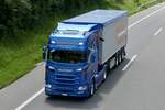 Weiterer Scania Sattelzug von Rüegsegger der am 28.6.24 unterwegs zum Trucker Festival ist auf der A8 in Matten b. Interlaken.