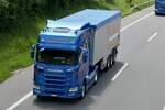 Ein Scania Sattelzug von Rüegsegger der am 28.6.24 auf dem Weg zum Trucker Festival ist auf der A8 in Matten b. Interlaken.