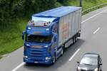 Scania Sattelzug von Rüegsegger der am 28.6.24 unterwegs zum Trucker Festival ist auf der A8 in Matten b. Interlaken.