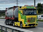 Ein MB Actros mit Tankcontainerauflieger von Thommen + Fuhrler am 11.9.25 beim Grauholz.