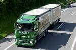 Ein Volvo Hängerzug von Traveco auf dem Weg zum Trucker Festival am 28.6.24 auf der A8 in Matten b.
