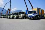 Ein Scania von Fl�ck + Blatter AG und mehrere Scania von von Bergen am 27.6.26 beim Trucker Festival Interlaken.