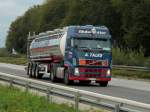 Volvo FH12 mit einem mit flssiger Phosphorsure beladenen Tankauflieger am 20.09.2011 auf der A4 kurz hinter dem Aachener Kreuz in Richtung Niederlande.