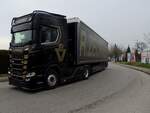 SCANIA S330-V8, kurvt auf der B143 seinem nächsten Ziel in Richtung Schärding entgegen; 240227