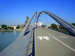 die längste Rad-und Fußwegbrücke der Welt verbindet in Weil am Rhein Deutschland und Frankreich, Juli 2010