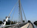 auf dieser Brücke überquert der Rad-und Fußweg den Rhein zwischen Kehl und Straßburg, Sept.2006