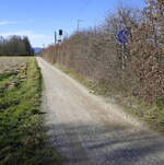 der Radweg von Freiburg nach Hugstetten führt entlang der S-Bahn Strecke Freiburg-Breisach, Feb.2023