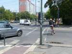 Berlin traut sich was: Auch an stark befahrenen mehrspurigen Hauptstraßen entfällt die Radwegbenutzungspflicht, Radfahrer können wahlweise Radweg oder Fahrbahn nutzen.