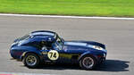 #74,  Shelby Cobra 289, ein legend�rer Sportwagen aus den 1960er Jahren, der britische Leichtbau-Karosserien von AC Cars mit US-amerikanischem V8-Hubraum von Ford kombinierte, bei Historic
