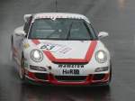 Für mich immer noch die schönste Form im Sportwagenbau...Porsche 911, in diesem Fall ein GT3 bei der Hatz um eine Nordschleifenkurve. Das Bild stammt vom 18.04.2009