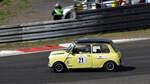  Austin Mini Cooper S (1965), Historic Championship`65, gefahren werden Sprintrennen mit einer Renndauer von 2 x 30 Minuten bis 2 x 40 Minuten (je Veranstaltung).
Zugelassen sind Fahrzeuge der Kategorie GT, Tourenwagen und zweisitzige Rennsportwagen der Baujahre 1947 bis 1965 nach dem Reglement der FIA Anhang „K“.
Aufnahmen vom: N�rburgring Classic am 13.06.2026, aus den Zuschauer Bereichen.