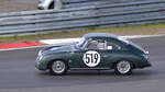 Porsche 356 A 1600S (1956), Historic Championship`65, gefahren werden Sprintrennen mit einer Renndauer von 2 x 30 Minuten bis 2 x 40 Minuten (je Veranstaltung).
Zugelassen sind Fahrzeuge der Kategorie GT, Tourenwagen und zweisitzige Rennsportwagen der Baujahre 1947 bis 1965 nach dem Reglement der FIA Anhang „K“.
Aufnahmen vom: N�rburgring Classic am 13.06.2026, aus den Zuschauer Bereichen.