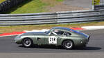  Aston Martin DP214, Historic Championship`65, gefahren werden Sprintrennen mit einer Renndauer von 2 x 30 Minuten bis 2 x 40 Minuten (je Veranstaltung).
Zugelassen sind Fahrzeuge der Kategorie GT, Tourenwagen und zweisitzige Rennsportwagen der Baujahre 1947 bis 1965 nach dem Reglement der FIA Anhang „K“.
Aufnahmen vom: N�rburgring Classic am 13.06.2026, aus den Zuschauer Bereichen.
