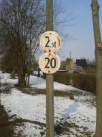 Inzwischen schon eine Rarität, die man suchen muss. Verblasste und rostige Verkehrsschilder aus der DDR (Nordhausen 30.03.2013)