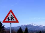 Verkehrsschild  Achtung spielende Kinder  ist in der idylischen Gegend des Bayerischen-Wald montiert; 120326