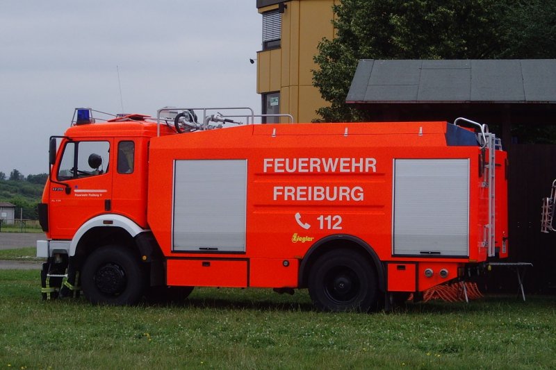 TLF der Freiburger Feuerwehr auf dem Flugplatzfest  100 Jahre Flugplatz Freiburg . 21.07.07