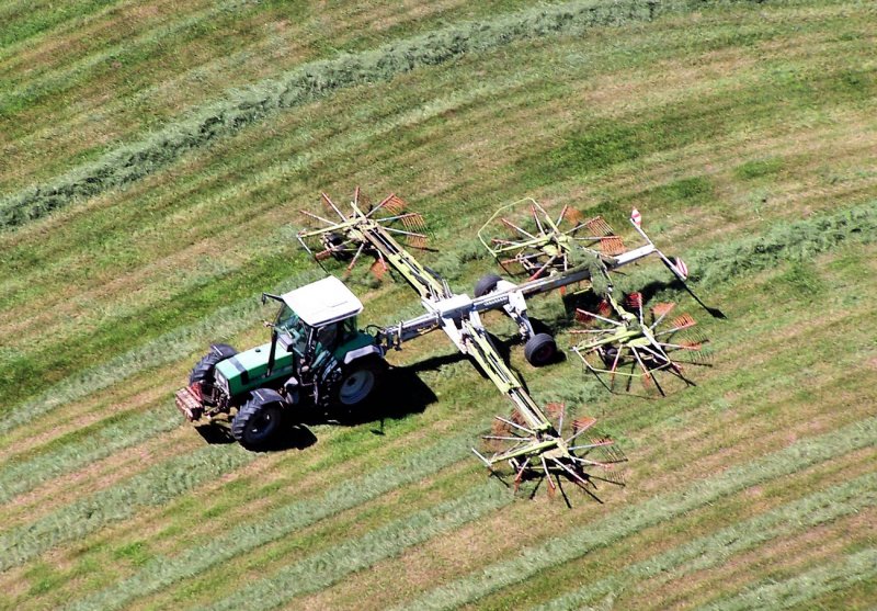 Traktor mit Heuwender aus der Luftbetrachtet - 28.06.2005