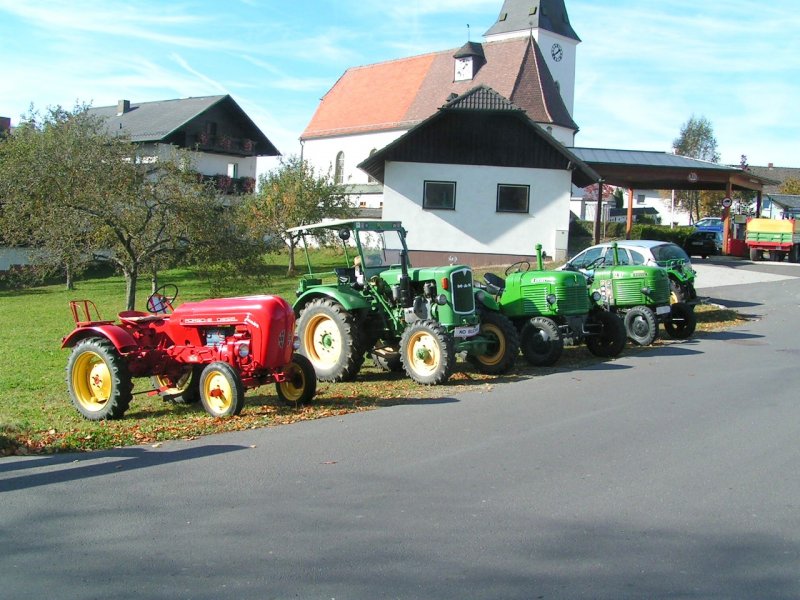 Traktoren unterschiedlicher Fabrikate u. Typen stehen zum Verkauf bereit; RECHBERG Okt.2006