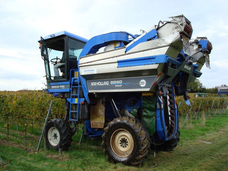 Traubenvollerntemaschine SB60 von Braud,seit 1870 baut die franzsische Firma Landmaschinen,1975 die erste Traubenvollerntemaschine und ist heute Marktfhrer auf diesem Sektor,
Okt.2008