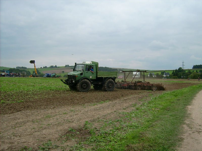 Unimog in Landwirtschaftsausfhrung mit der groen Scheibenegge beim Stoppeln eines Rapsackers in Klaffenbach zum Feldtag