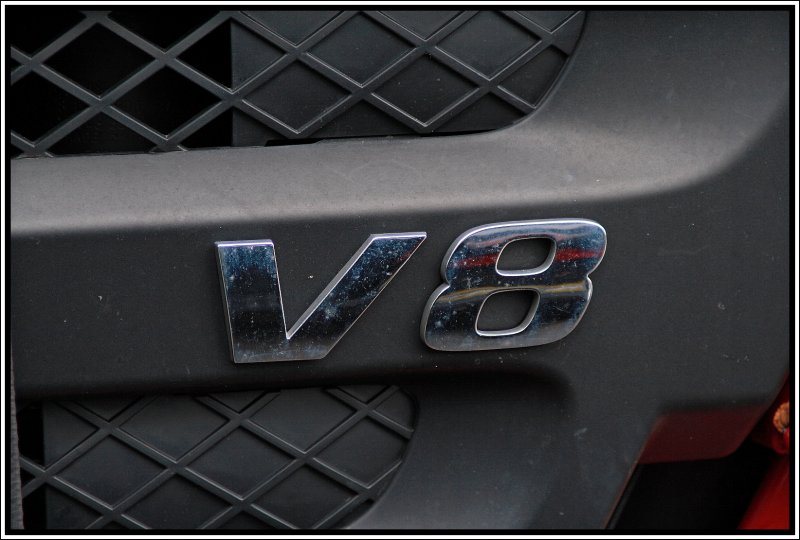 V8 is the best: V8 Logo auf dem Khlergrill eines Actros´s 2560. (23.08.2008)
