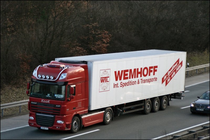 Viele Subunternehmer sind fr WEMHOFF unterwegs. Hier bringt ein DAF XF105.510  SuperSpaceCab  von Kook einen Khler in Richtung Ruhrgebiet. 