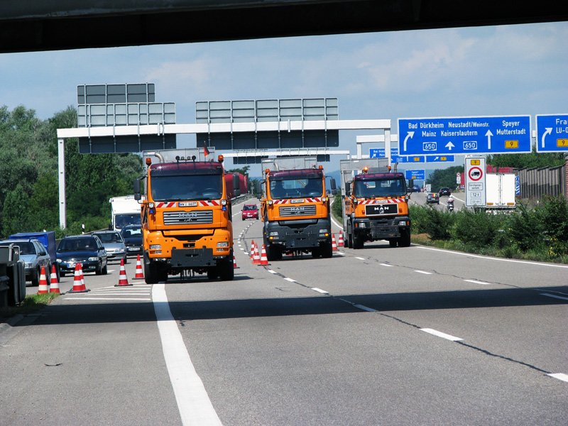 Vollsperrung der A650 bei Autobahnkilometer 4,0 in Fahrtrichtung Ludwigshafen. Im Einsatz waren v.l. MAN TGA 18.310, MAN TGA 18.350, MAN F2000 19-314 und 3 Absperrtafeln