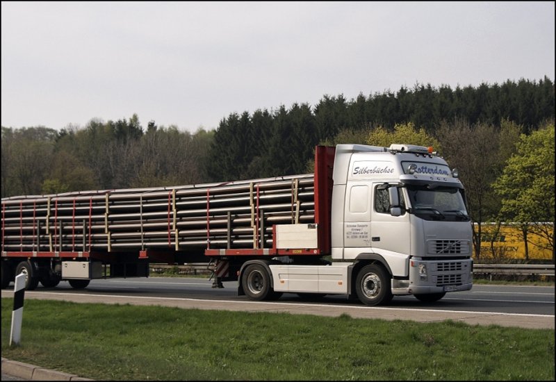 VOLVO FH 480PS Euro5 der ROTTERDAMM Transporte aus Haltern am See ist mit Rohren in Richtung Sden unterwegs. (14.04.2009)