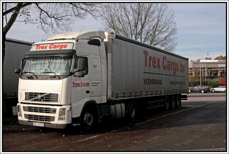VOLVO FH12 420PS der Spedition Trex Cargo aus Veenendaal/Niederlade. Der Lkw ist aber in Polen zugelassen. (02.11.2008)
